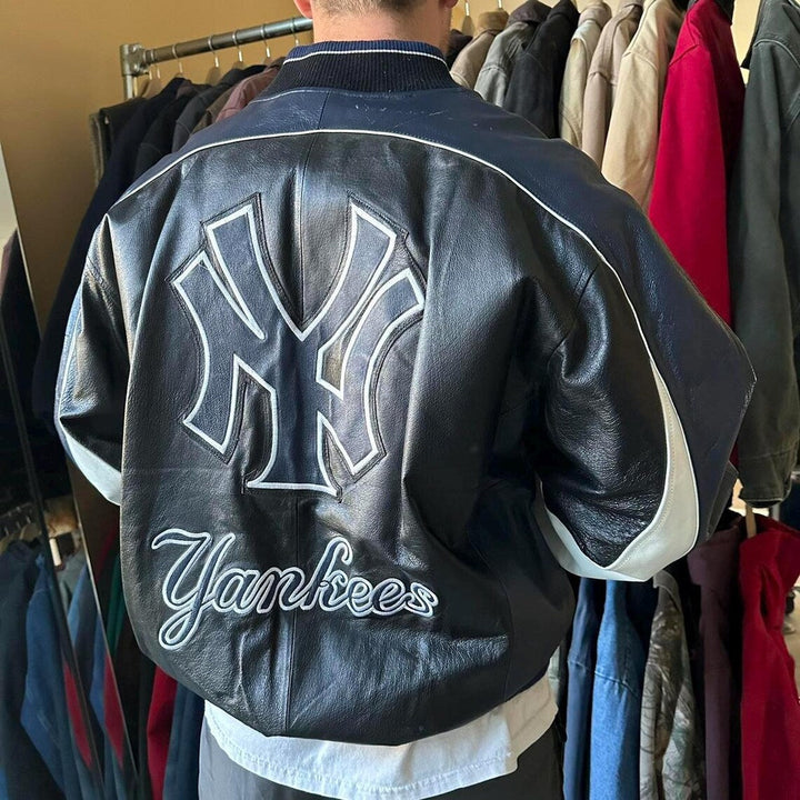 Stylish Vintage Yankees Jacket Featuring Iconic Logo in USA