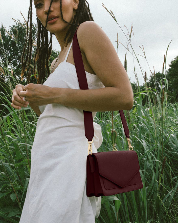 Experience Comfort and Durability with the Sophisticated Satchel