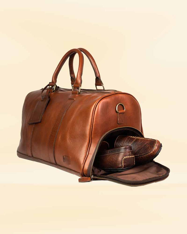 Vintage-inspired leather duffle bag with a retro look