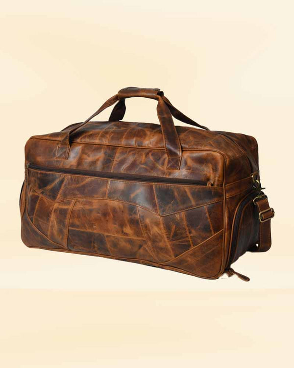 The multiple pockets and compartments of our leather duffel bag, perfect for the American market